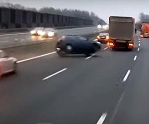 Dachowanie na autostradzie A4. Kobieta wymusiła pierwszeństwo