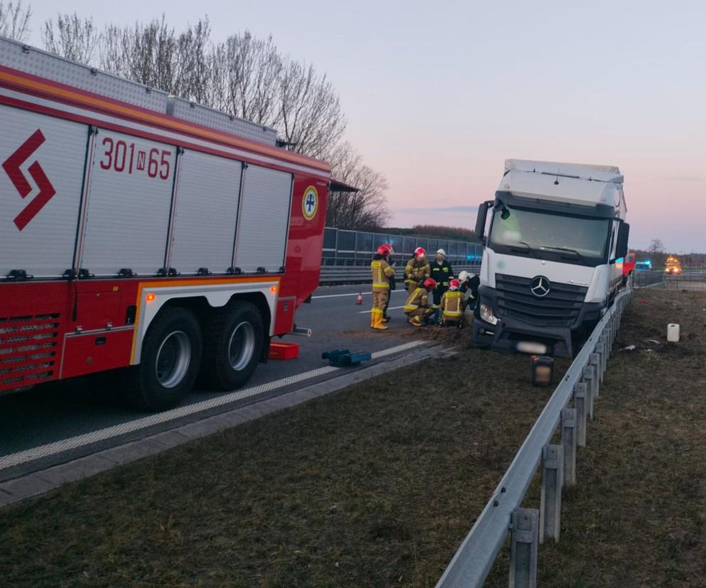  Wypadek na S51. Ciężarówka uderzyła w bariery ochronne. Utrudnienia na trasie Olsztyn - Olsztynek 
