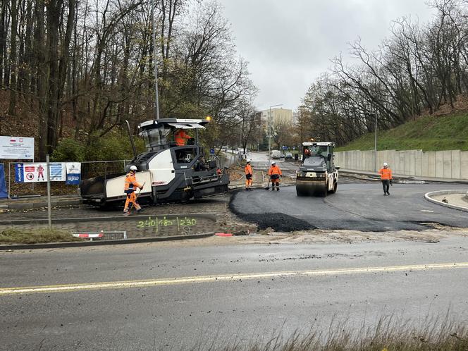 Ukłdanie asfaltu na nowo powstającym rondzie na ul. Słowiańskiej w Gorzowie