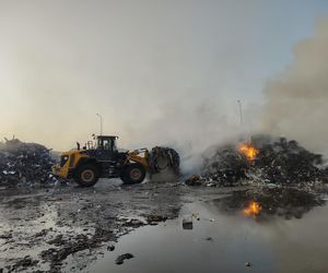Strażacy walczyli z ogniem na składowisku odpadów w Bełżycach
