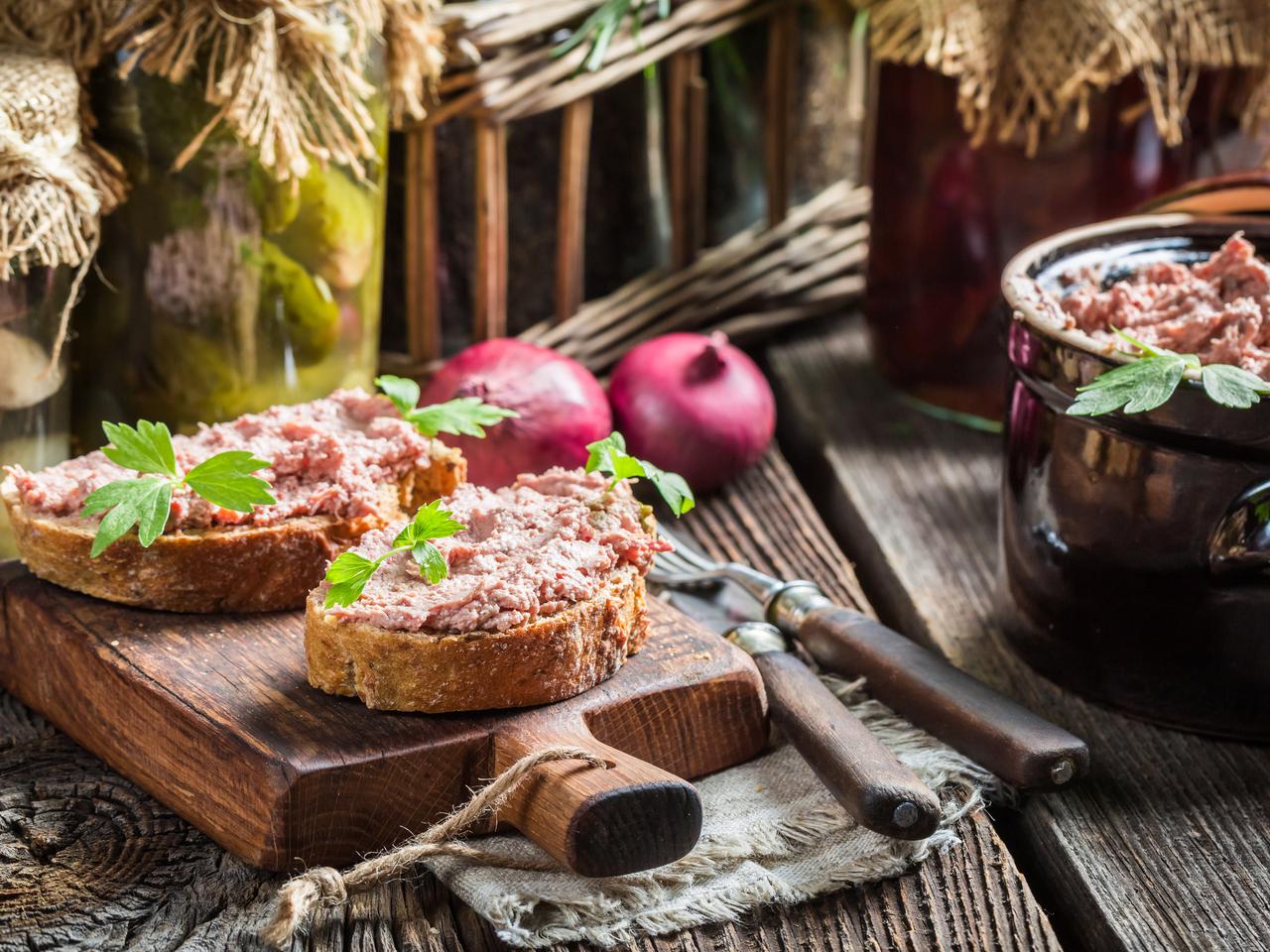 Pasztet z wątróbki drobiowej bez pieczenia [przepis]