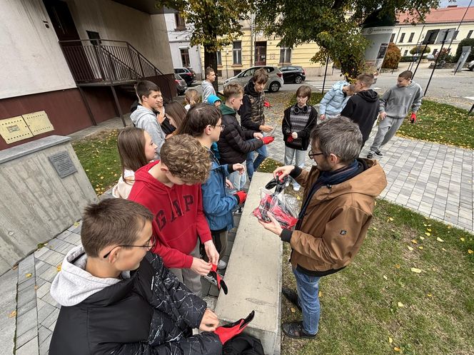 Uczniowie sadzili żonkile przy skwerze pamięci