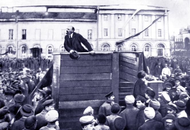 Lenin przemawia do moskiewskich oddziałów garnizonowych wyruszających na front polski. Moskwa, 5 maja 1920 r.