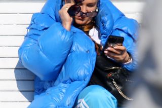 Kayah łapie słońce na molo