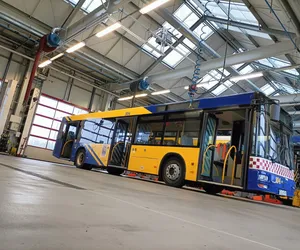 Przewoźnik z Głogowa przekazał autobus dzieciom ze Lwowa. Będą jeździły nim do szkoły