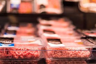 GIS apeluje - to mięso zawiera groźne bakterie! Jeśli masz je w lodówce, lepiej się go pozbądź