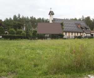 Zbrodnia pod Grójcem. Ksiądz przyznał się do zabójstwa. Policja przeszukała plebanię [ZDJĘCIA]. Kontener: Warszawa