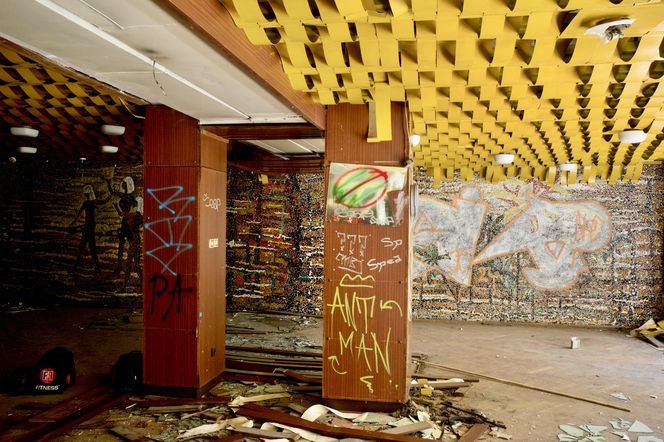 Czyszczenie mozaiki w Kiekrzu z bazgrołów