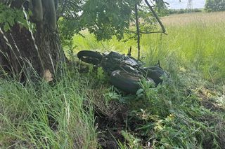 Motocyklista uderzył w drzewo pod Kościanem. 24-latek ciężko ranny