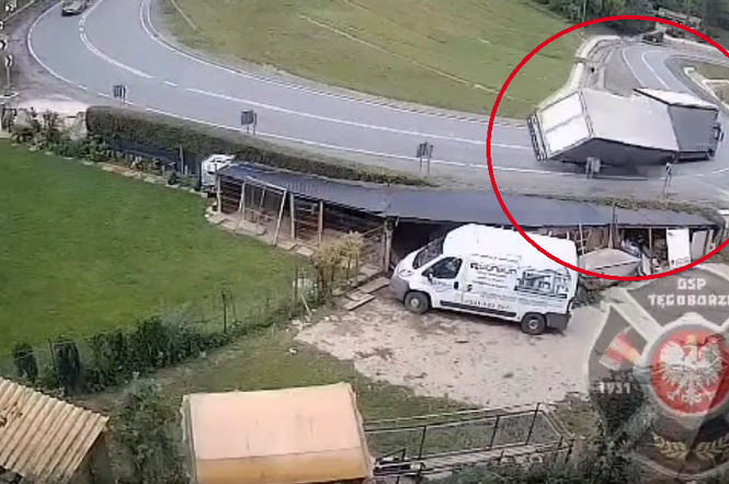 Tęgoborze. Ciężarówka wypadła z drogi na zakręcie. Do sieci trafiło przerażające nagranie!