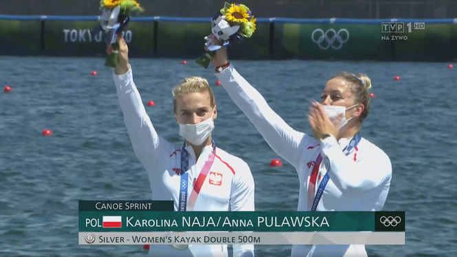 Karolina Naja i Anna Puławska z medalem