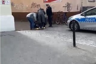 Starsza pani przewróciła się na rowerze. Wypadek w Lesznie [ZDJĘCIA]