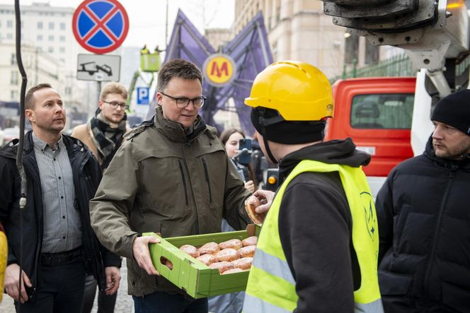 Szymon Hołownia rozdaje pączki