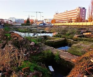 Fundamenty dawnych kamienic przy ul. Św. Floriana