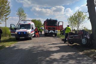 Koszmar w kujawsko-pomorskiem: Samochód owinięty wokół drzewa. Zginęło dwóch 24-latków