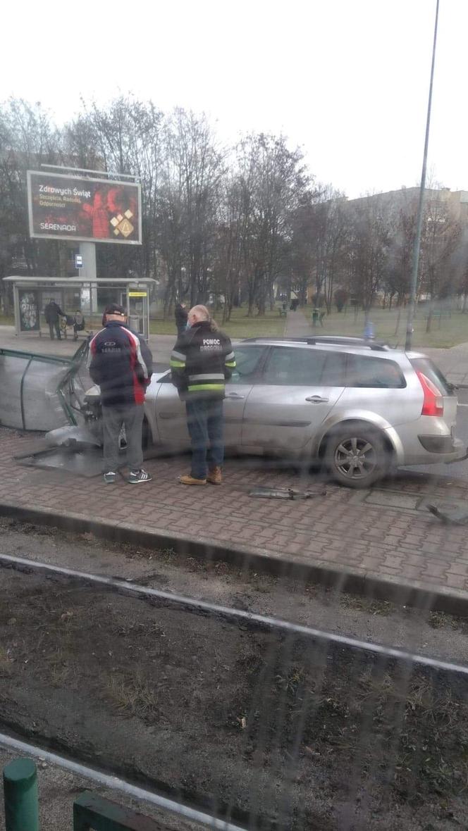Kraków: kierowca wjechał w przystanek