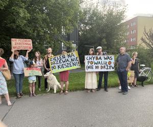 Protest mieszkańców przeciwko wycince drzew pod budowę linii tramwajowej do Mistrzejowic.