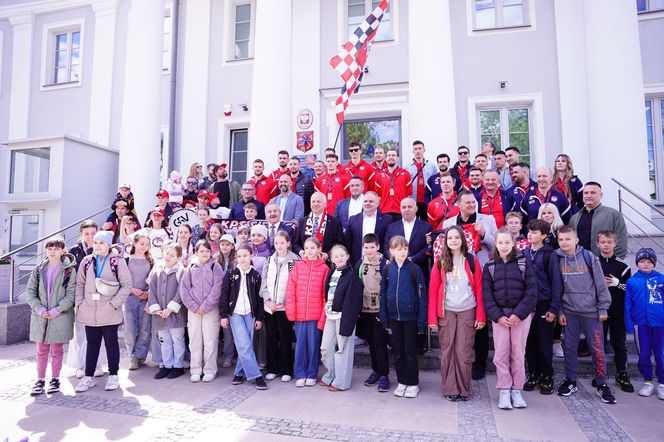 Siatkarze KPS-u z medalami na szyi, dziękowali kibicom za udany sezon