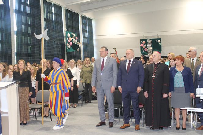 Jubileusz 40-lecia połączony był ze świętem szkoły, ponieważ obchodzi ona również 28. rocznicę nadania imienia.