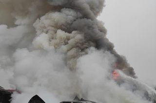 Kilkanaście wozów strażackich gasiło pożar miejscowości Kalinowy Dół 