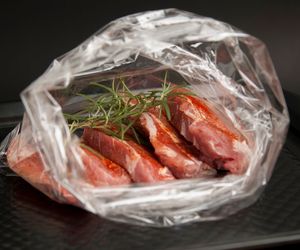 Wołowina pieczona w rękawie. Oto sposób na niezwykle soczystą pieczeń wołową