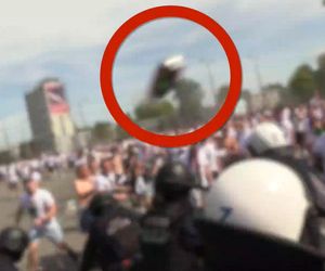 Służby opublikowały szokujące nagranie. Kibice rzucali w policjantów szklanymi butelkami. „Zatrzymali blisko 100 osób”.
