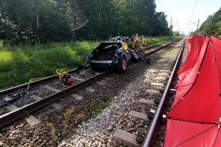 Osobówka wjechała pod pociąg w Wielkopolsce. Cztery osoby nie żyją!