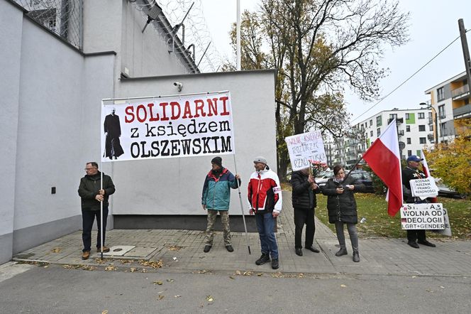 Oczekiwanie na wyjście ks. Michała Olszewskiego na wolność