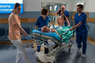 Na dobre i na złe odc. 924. Mazur (Igor Michalski), Tadek (Marcin Urbanke), Adam Markiewicz (Marcin Troński), Julka Burska (Aleksandra Hamkało)