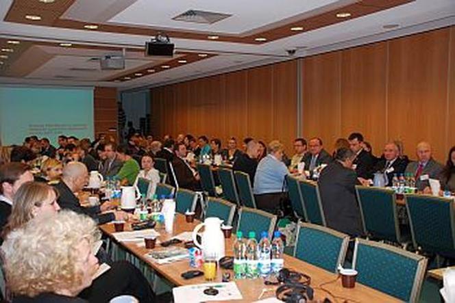 Organizatorem cyklicznych krajowych konferencji dotyczących Zielonych Zamówień Publicznych jest Urząd Zamówień Publicznych wspólnie z Ministerstwem Gospodarki