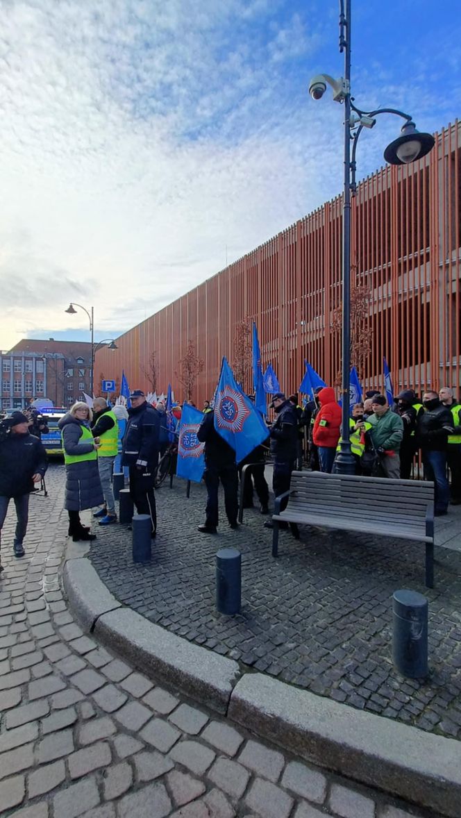 Protest służb mundurowych w Gdańsku! Na miejscu kilkuset funkcjonariuszy z Pomorza 