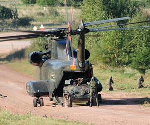 Niemiecki mini czołg Wiesel opuszcza pokład śmigłowca CH-53