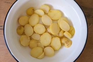 Sałatka z młodych ziemniaków, bobu i cukinii