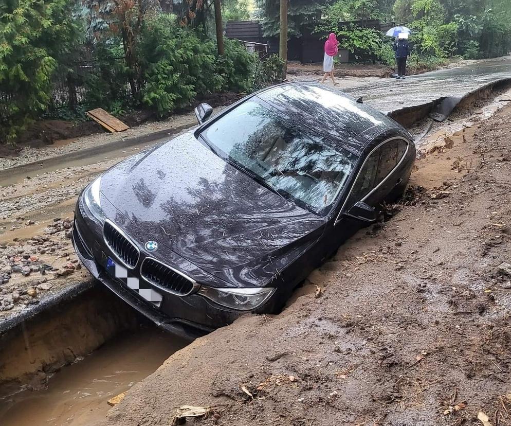 Zniszczona droga w Dominicach, zalany tunel drogowy w Kościanie