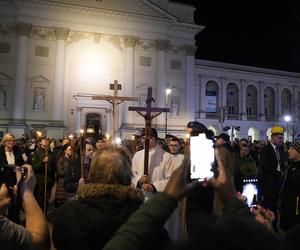 Tłumy wiernych przeszły przez stolicę. Centralną Drogę Krzyżową poprowadził kardynał Nycz