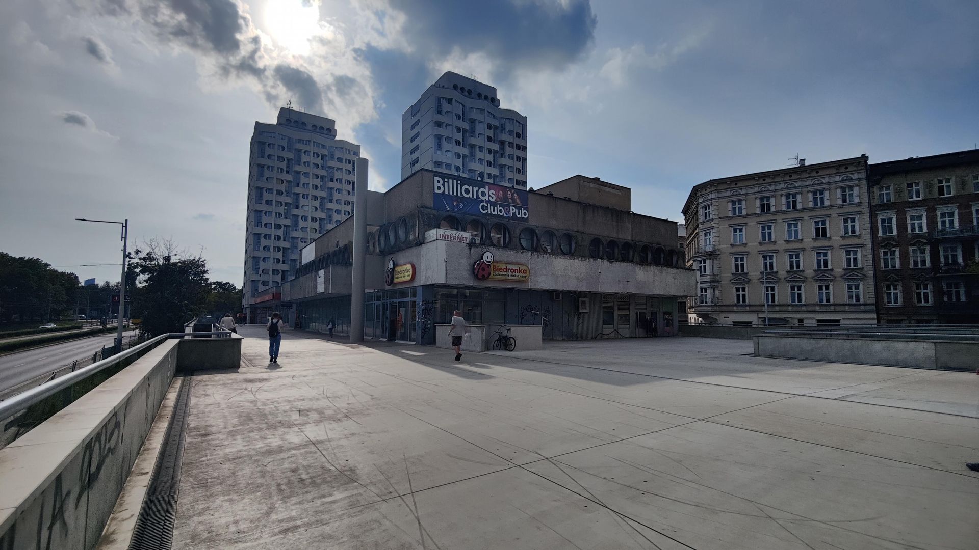 Remont esplanady przy Sedesowcach we Wrocławiu