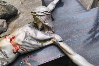 Zniszczony krzyż  w parafii Św. Jadwigi w Chorzowie