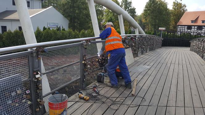 Z Mostu Kiepury znikają kłódki zakochanych. Co na to bydgoszczanie? [ZDJĘCIA]