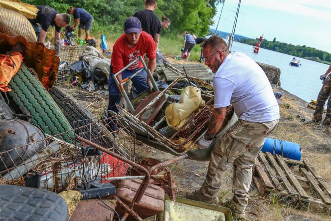 Prezydent Szczecina pomógł w sprzątaniu Plaży Mieleńskiej
