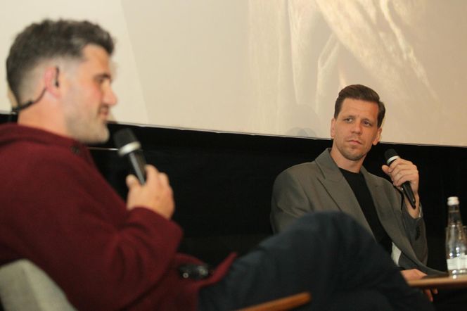 Wojciech Szczęsny z dziećmi na premierze filmu o sobie