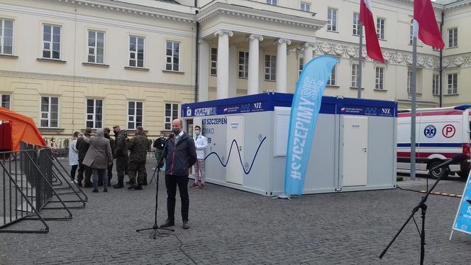Szczepienia na Bankowym. Wojewoda deklaruje, że spróbuje zdobyć więcej niż 2,5 tys. szczepionek na majówkę