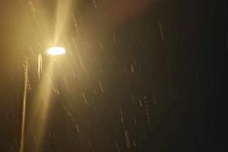 Uwaga na głowy! Lodowe sople zwisają z dachów, pod naporem śniegu łamią się gałęzie 