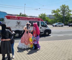 Pyrkon 2025. Tłumy uczestników przed MTP  