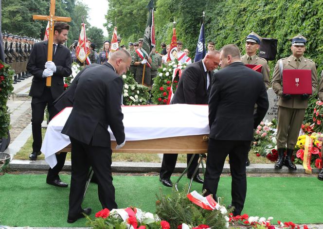Pogrzeb Witolda Kieżuna. Trumnę zakryła biało czerwona flaga