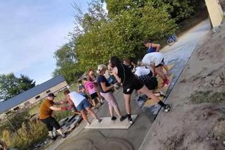 Koła Gospodyń Wiejskich Rumianki. Kobiety wybrukowały całą wieś. Proboszcz zapewnił materiały