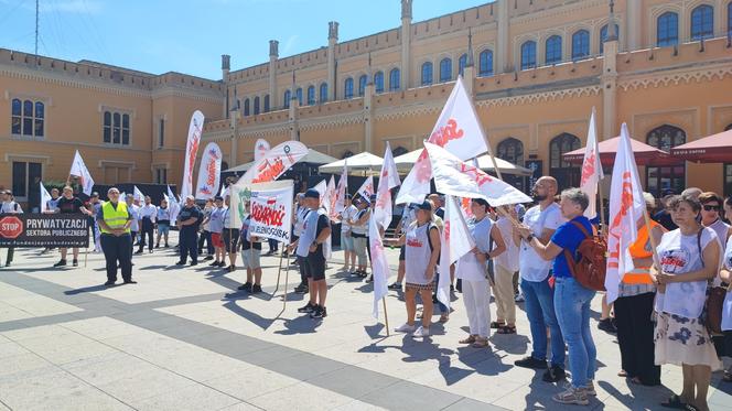 Protest pracowników PKP Cargo we Wrocławiu. Pracę ma stracić prawie 400 osób 