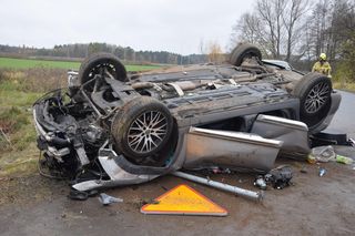 Samochód dachował, kierowca z Leszna miał dwa promile [ZDJĘCIA]