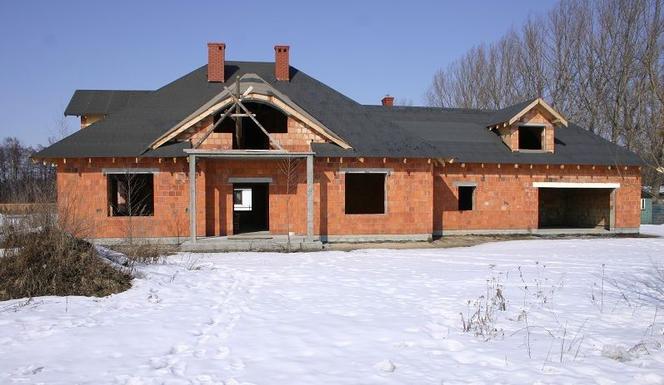 Co ci grozi, jeżeli zimą przerwiesz budowę domu na tych etapach? -  murator.pl