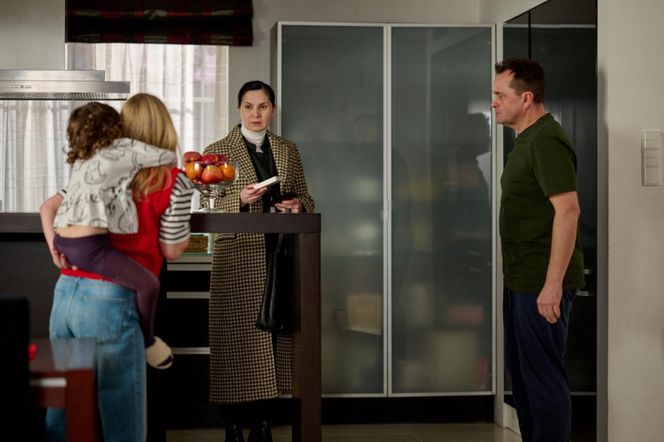 Na Wspólnej, odc 4025. Renata (Marta Jankowska), Sławek (Mariusz Słupiński), urzędniczka (Katarzyna Dworak), Zosia (Julia Horyń)