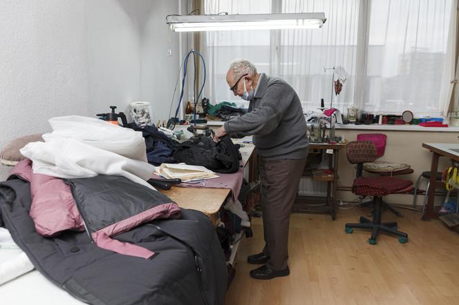 92-letni krawiec z Wrocławia omal nie zbankrutował przez pandemię